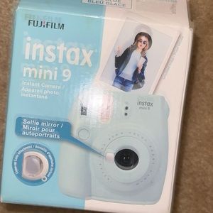 Blue Polaroid in excellent condition comes a strap
